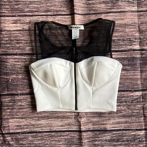 White and black crop top with functional zipper - M